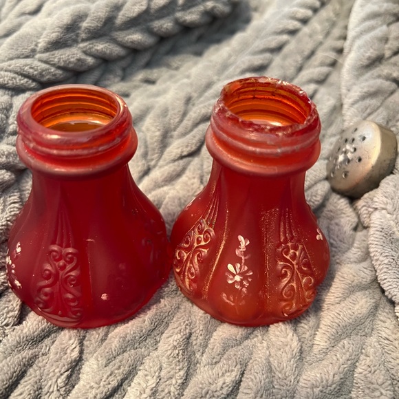 ANTIQUE VICTORIAN PIGEON BLOOD RED SALT & PEPPER SHAKERS - Picture 8 of 9